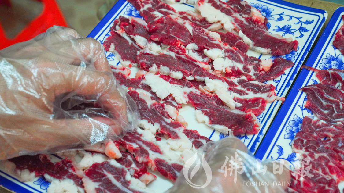 夏百浩将每一片牛肉放置最佳位置,为求保持(5632721)-20230727211911.jpg