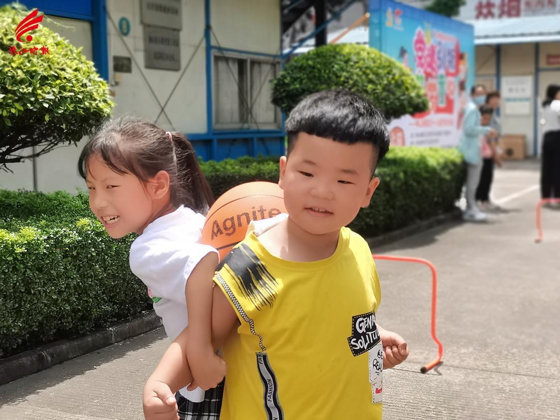 北园亲子趣味运动会孩子们团结协作完成比赛。通讯员供图.jpg