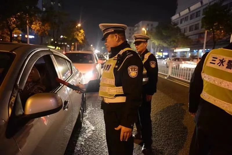 三水交警查处交通违法行为。通讯员供图.jpg