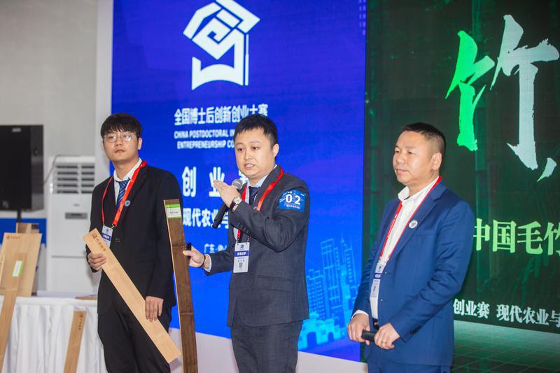 参赛选手通过展示产品进行答辩。/佛山日报记者洪海摄