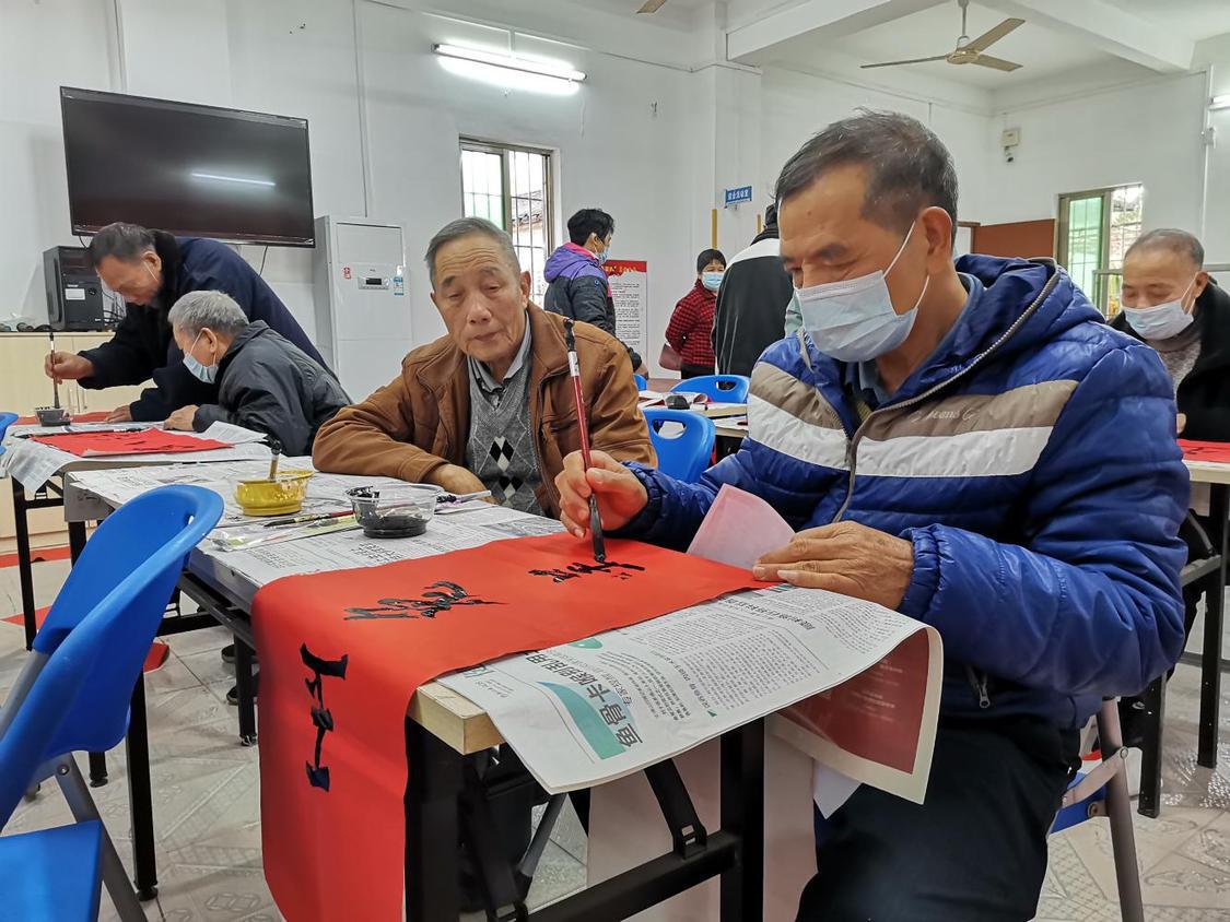 活动现场写福字、春联,墨香四溢、充满年味。通讯员供图.png