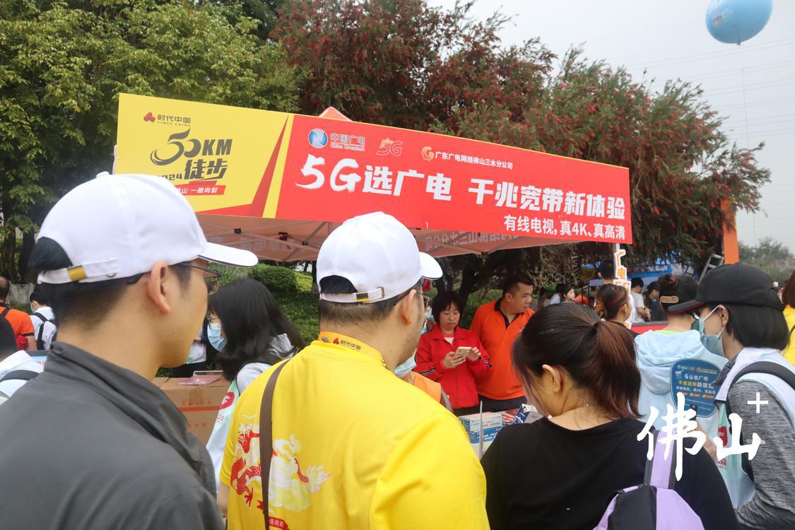 三水区广电网络也在三水线起点处设置便民服务摊位。.JPG