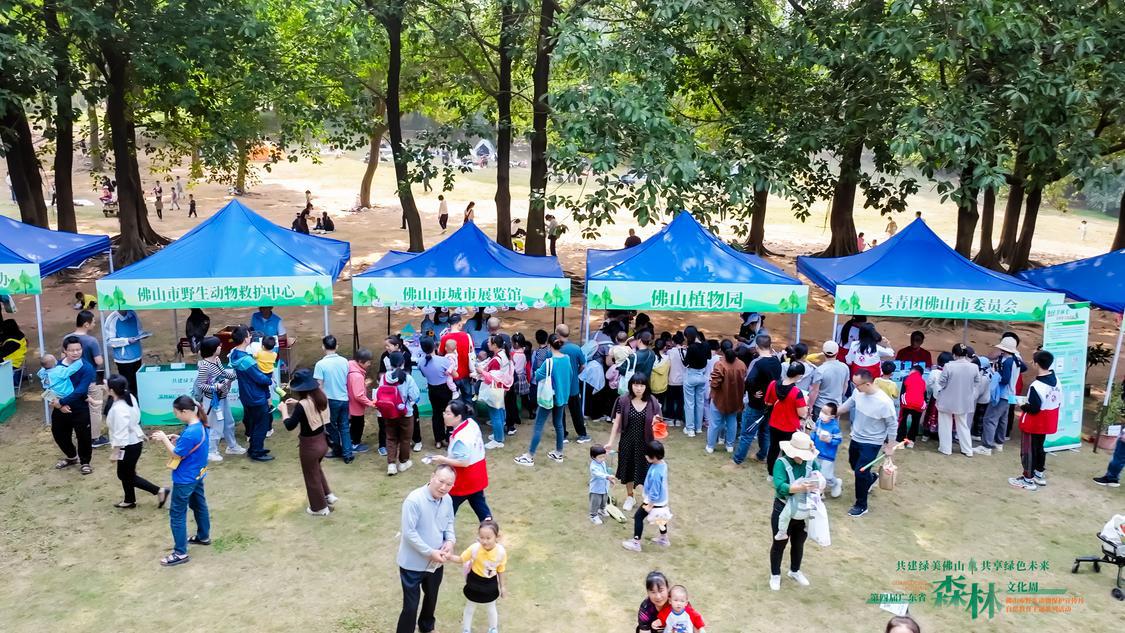 活动设置多个互动摊位,市民积极参与.jpg