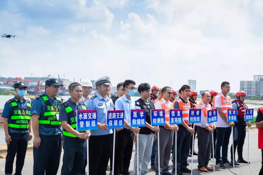 2021年佛山市桥梁突发事件应急演练现场,各单位人员组成多个应急组.
