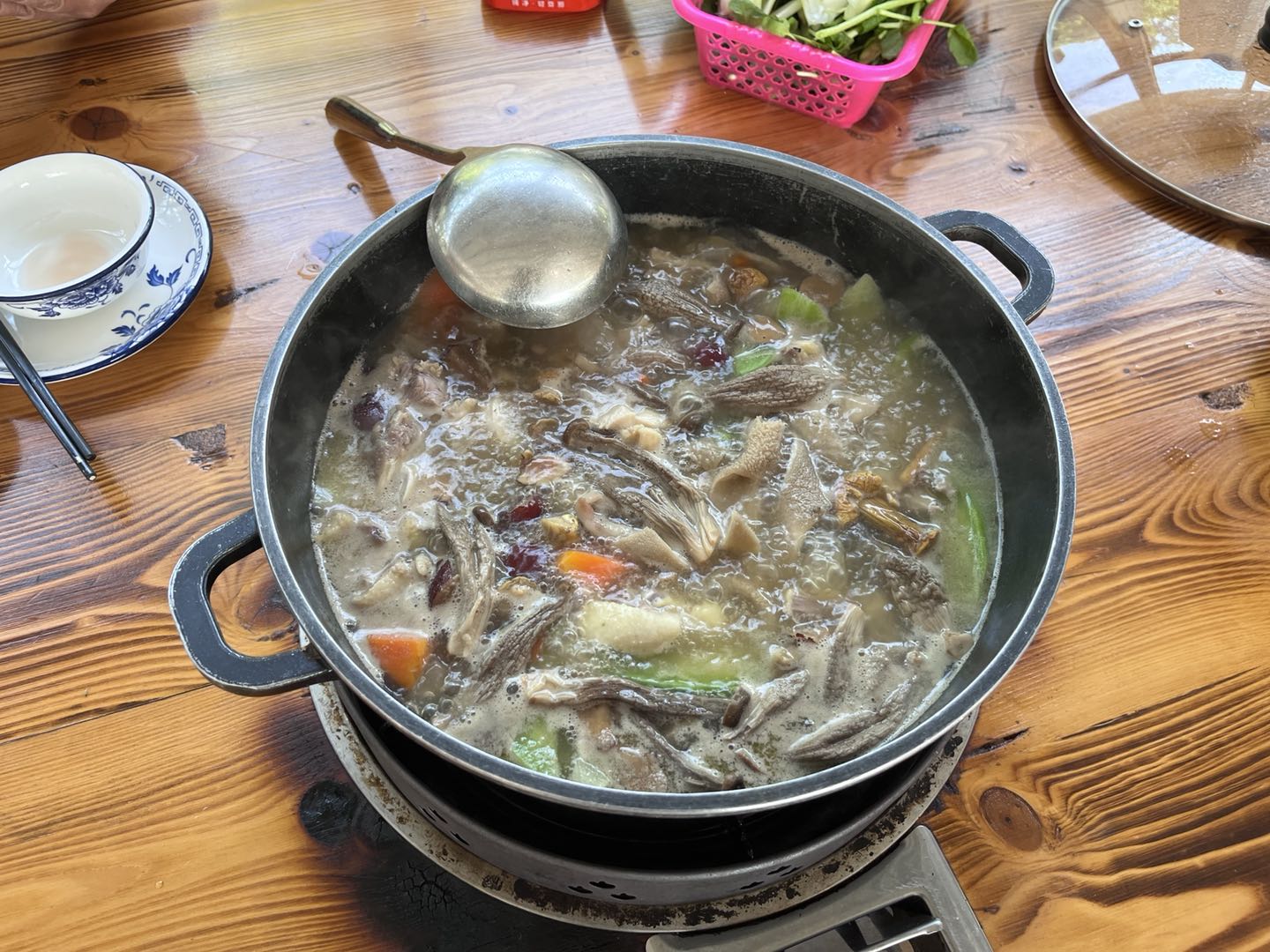 羊肚煲鸡是东峰岗农庄的特色菜之一。