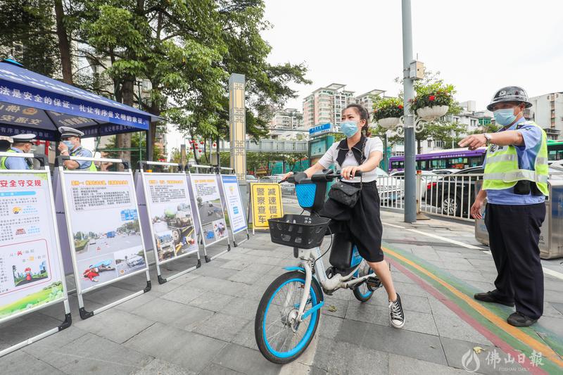2021年9月1日起,佛山公安在岭南大道北和同济东路交叉路口重点对未佩戴头盔、逆行、不按规定车道行驶、违规载人、闯红灯等交通违法行为进行治理。佛山日报记者符诗贺摄