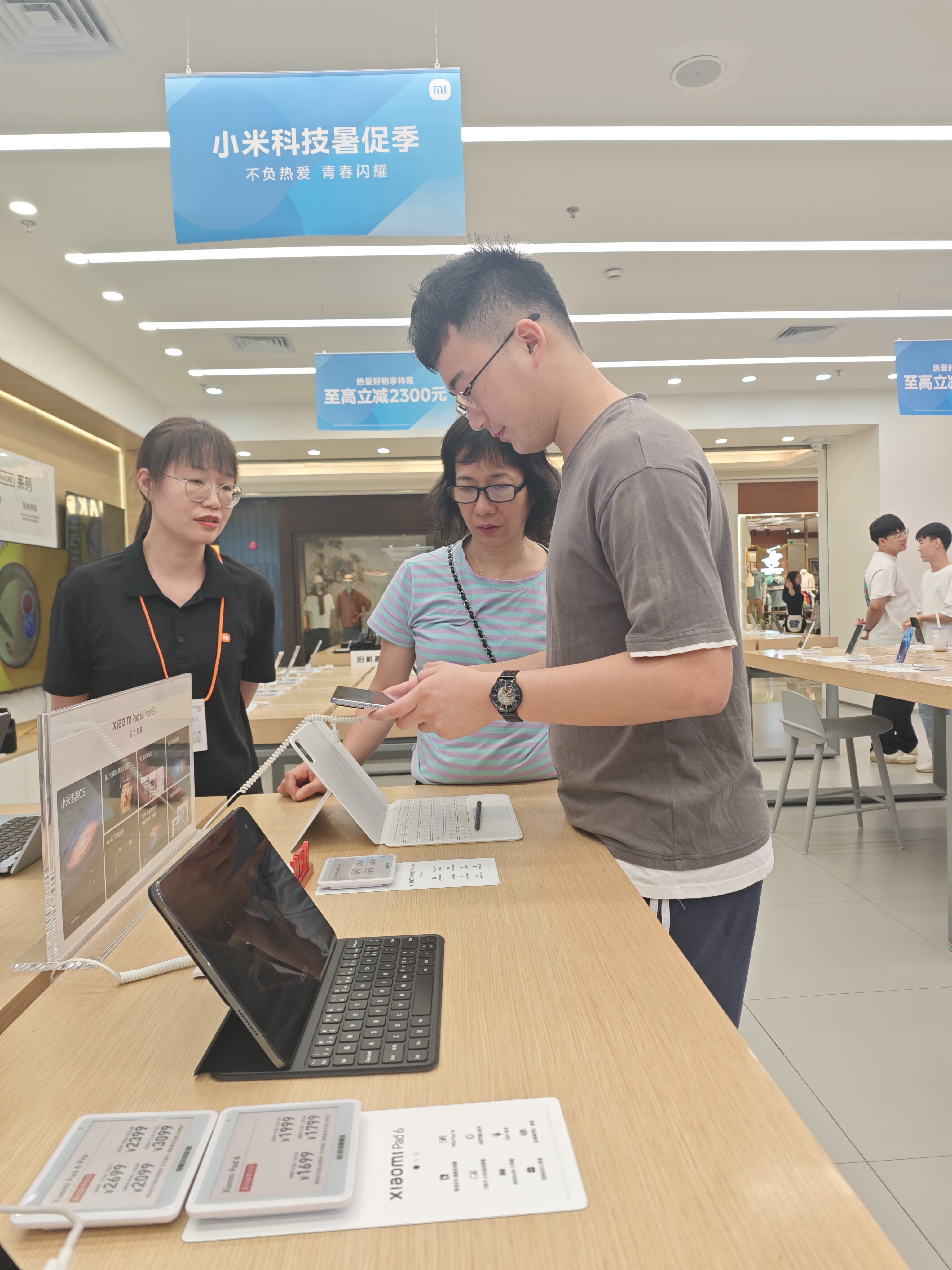 7月中旬，惠州华贸小米之家不少刚毕业的学生前来挑选心仪的手机。