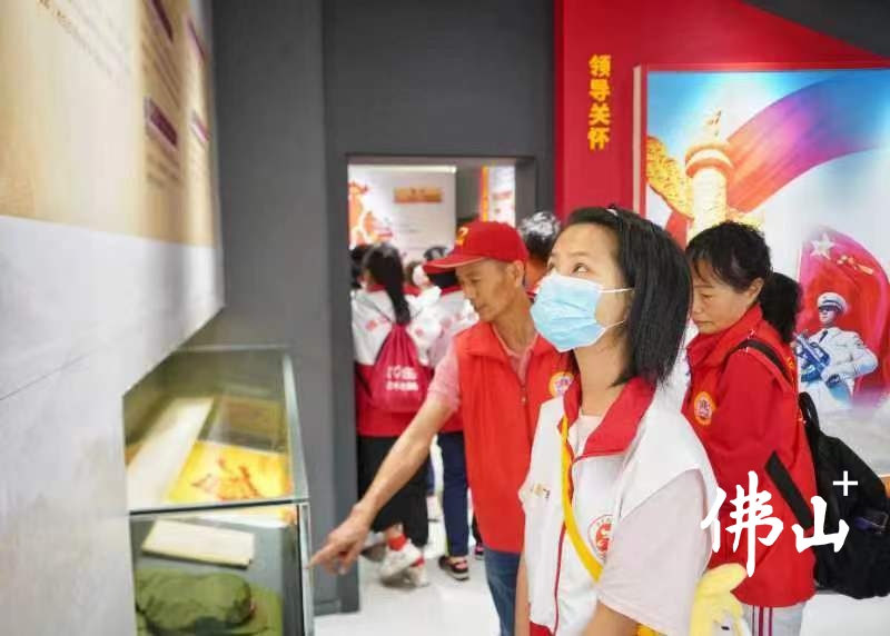 在三水区退役军人荣誉室，志愿者和市民正学习了解三水区的党史发展历程。通讯员供图.jpg