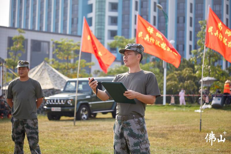 考官对参赛队伍进行计分。佛山日报记者吕润致摄