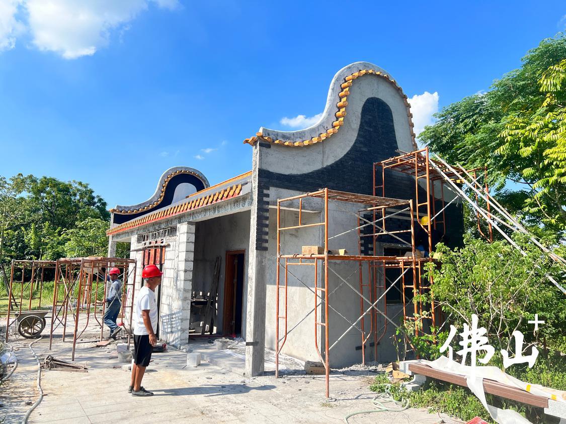 项目正加快对小山村英雄广场旁洗手间的升级改造。.jpg