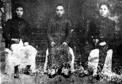 上世纪20年代初期,阮啸仙(左)与刘尔崧(中)、周其鉴(右)合影。来源:市委党史研究室.png