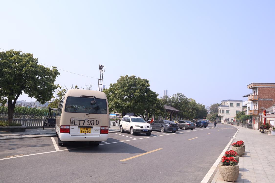 江根村村民文明停车意识提升，车辆均有序停放。佛山日报记者邵巧玲摄.JPG