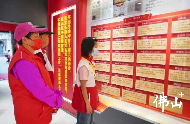 志愿者和群众学习三水区党史历程。通讯员供图.jpg