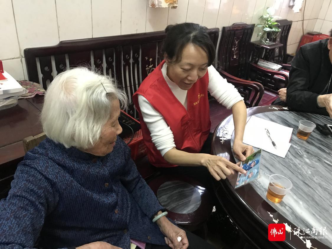 轮值党员与社区工作人员前往社区长者家庭进行探访。顺峰社区提供。.jpg