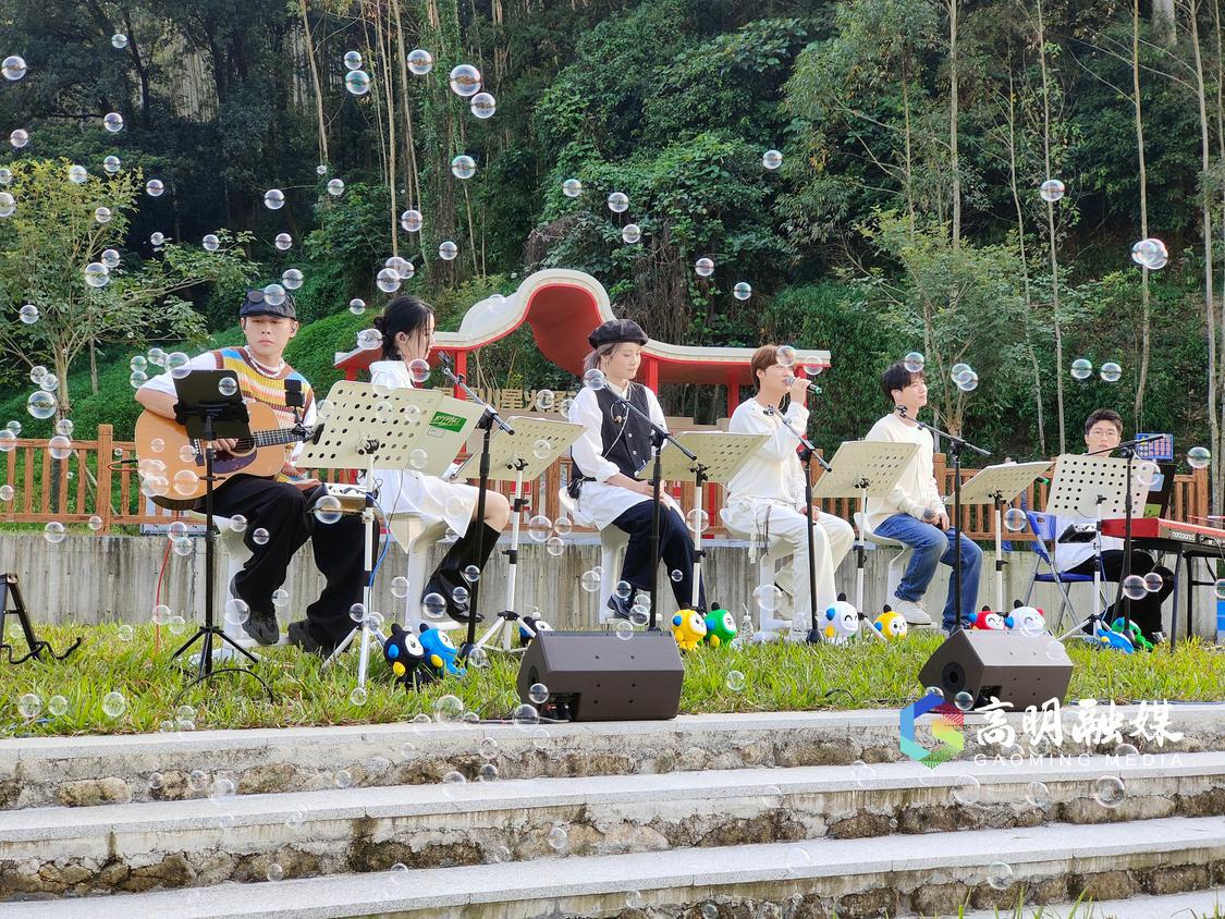 网红艺人在演唱歌曲.jpg