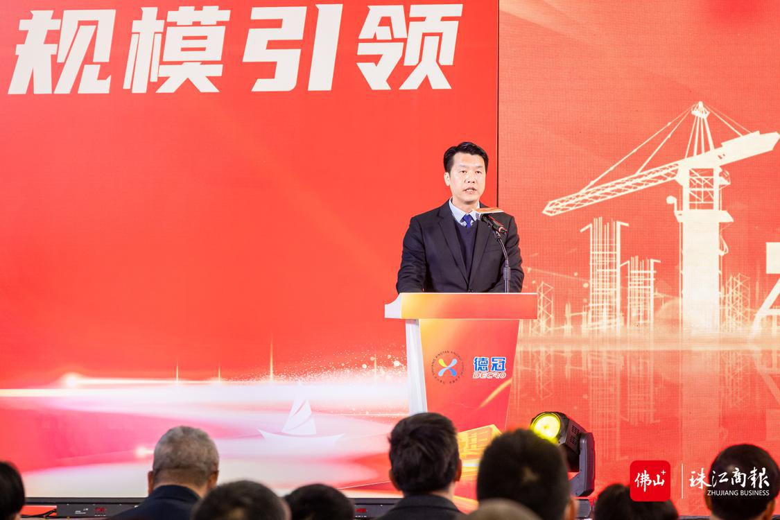 1月28日,杏坛镇重点项目现场会暨德冠中兴科技园BOPP生产线启装仪式启动,杏坛镇党委副书记、镇长胡永峰正在致辞。珠江商报记者林安迪摄.jpg