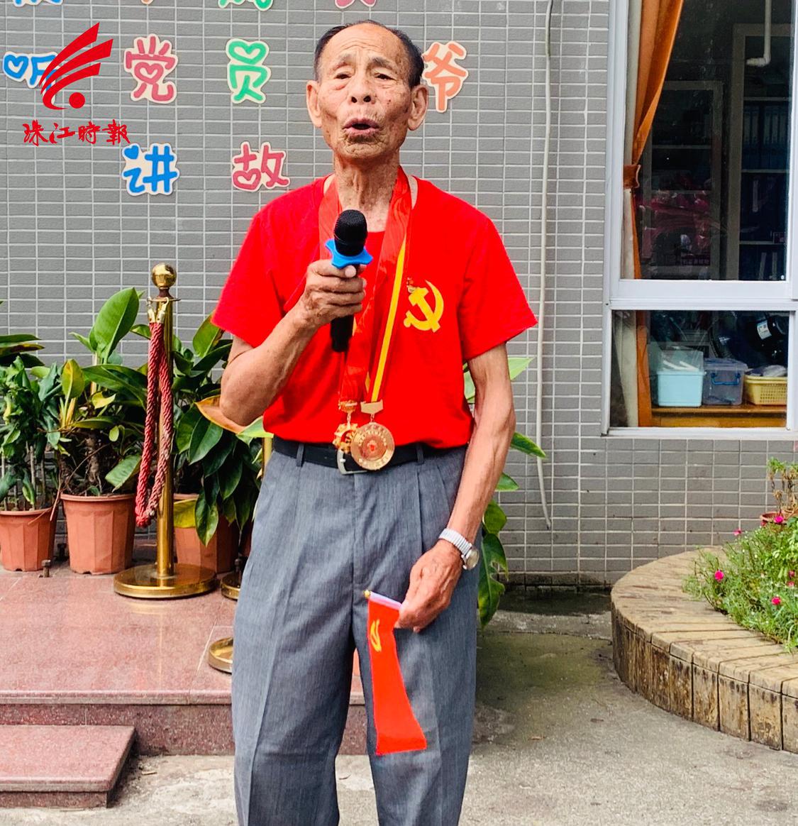 老党员邓波向小朋友们讲述入党故事。.jpg