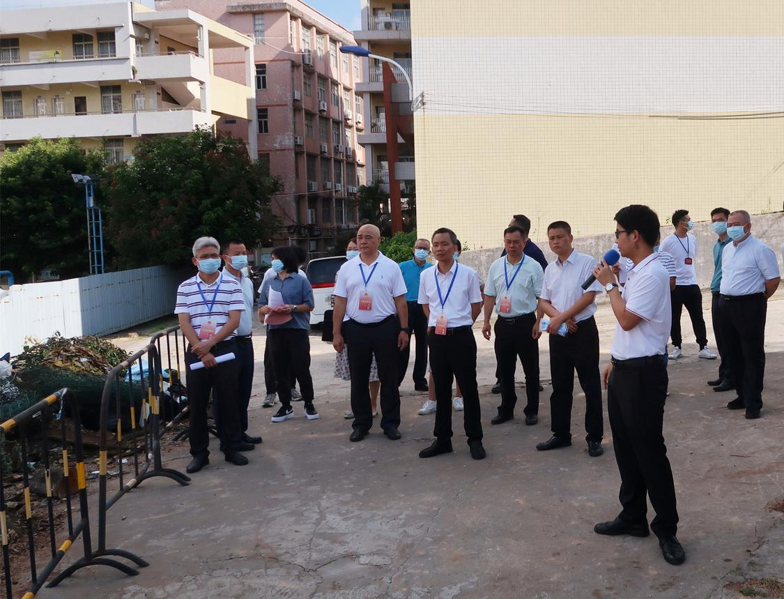 为加快推动荷城一小校园周边道路改造,7月13日,区人大常委会副主任利学时带领区人大常委会相关工作机构、部分人大代表等开展现场督办。.jpg