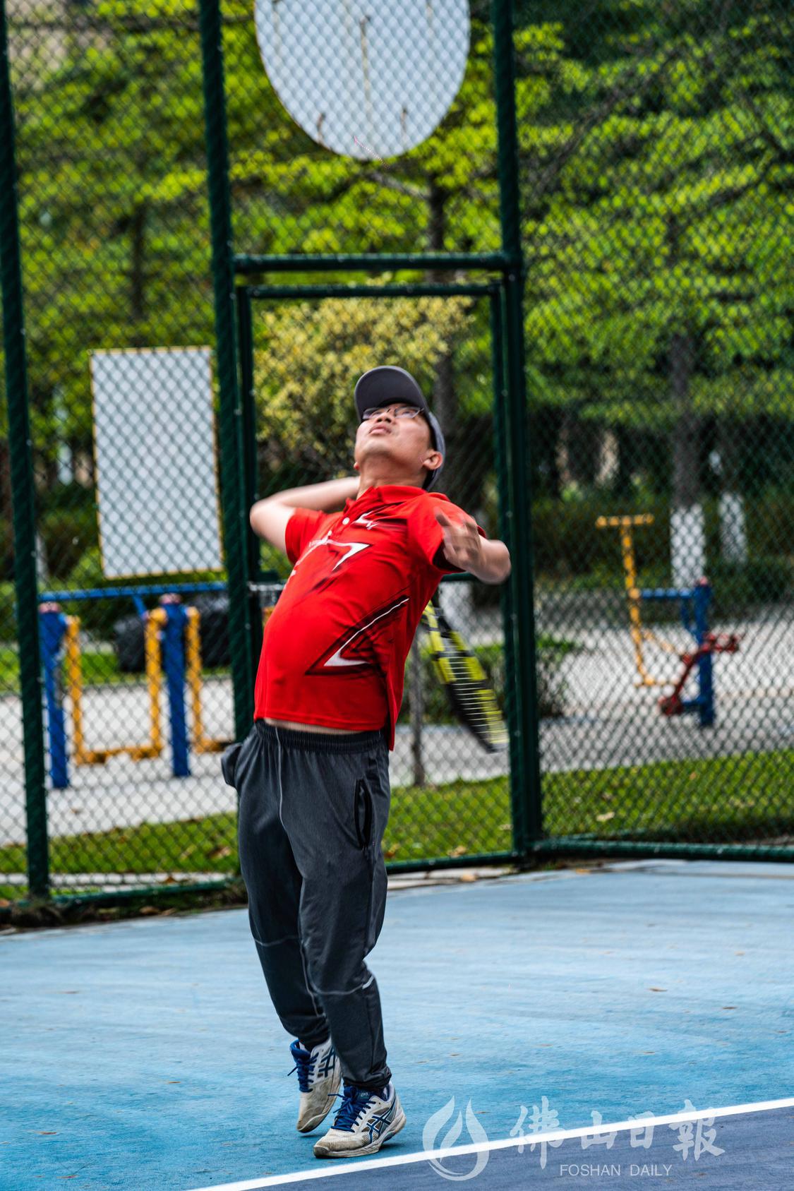 刘树成正在发球。(4831300)-20230424180043.jpg