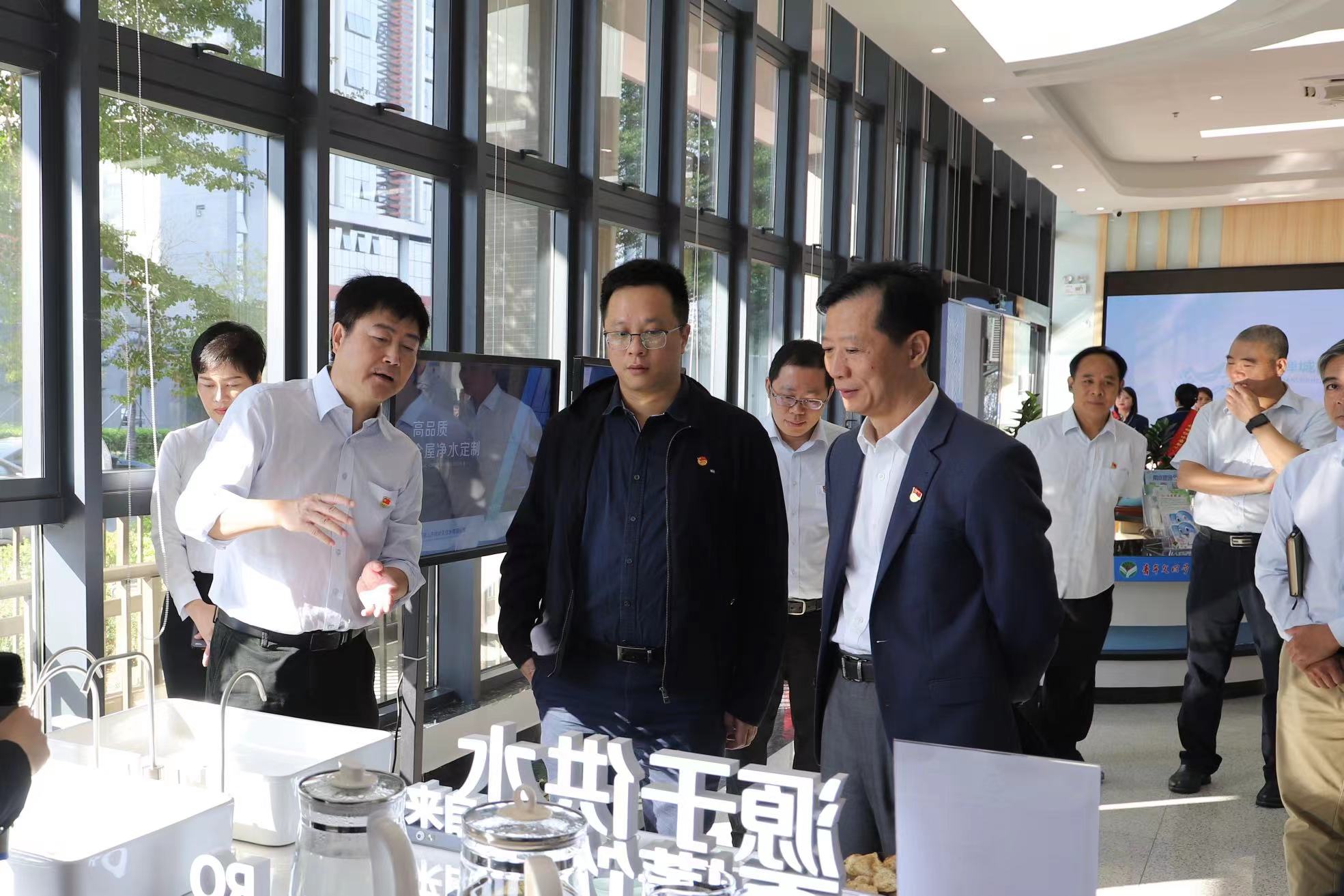与会人员现场感受禅城供水公司的优质服务及佛水环保新型业务拓展产品等。.jpg