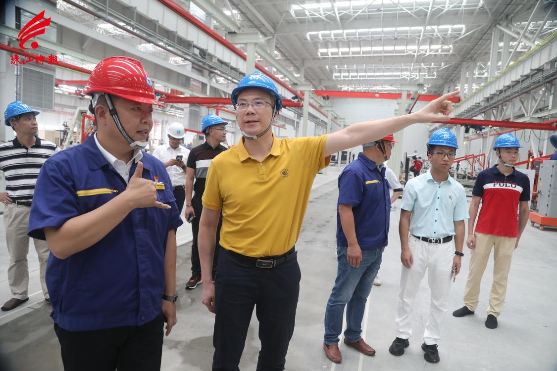 1、丹灶镇党委书记陆文勇（左二）带队到徐工项目调研建设进度。.JPG