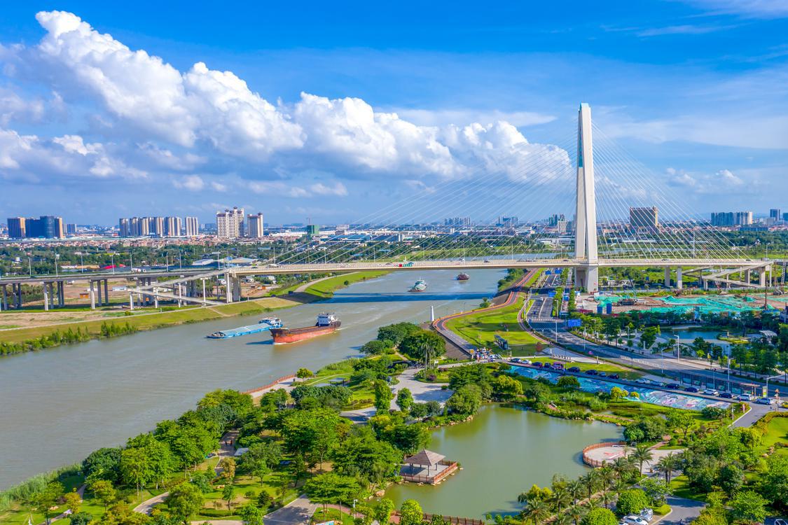 2021-10-15俯瞰禅城半月岛湿地公园,该项目诗禅城的市级试点碧道,自实施水道整治、死水活化、周边景观改造等工程后,这里实现了从一潭泥水碧水蓝天白云朵朵。佛山日报记者符诗贺摄 (1).jpg