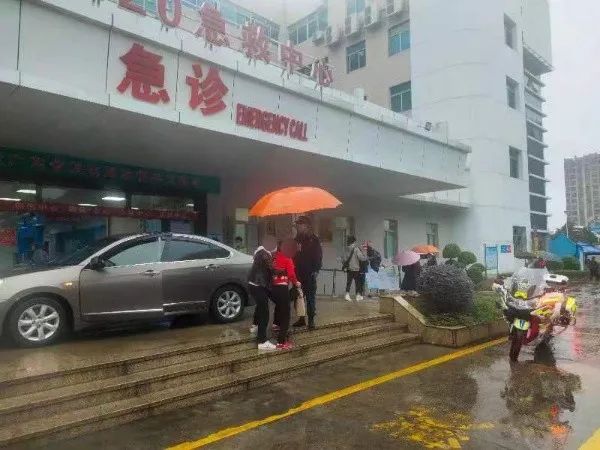 三水交警护送市民前往医院。通讯员供图.jpg