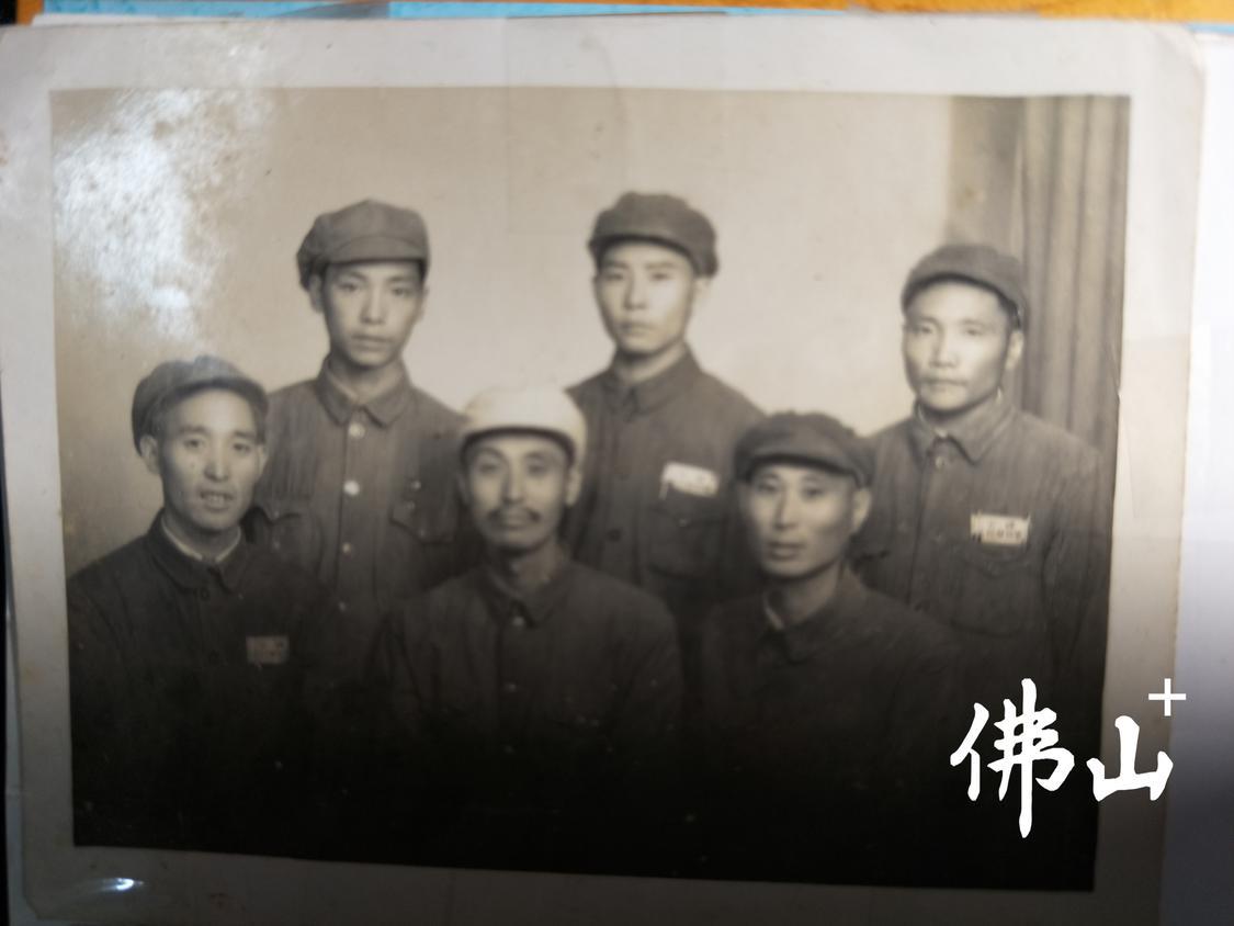 解放战争时期的邓禹(后排左一)。邓禹后人供图。.jpg