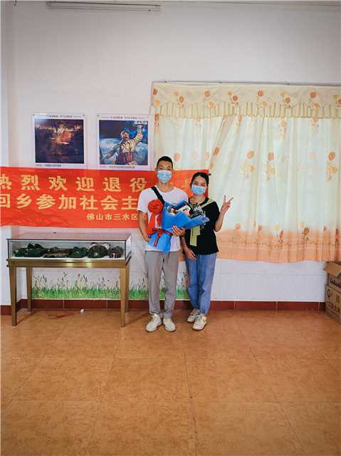 退役军人与家人合照。通讯员供图.png