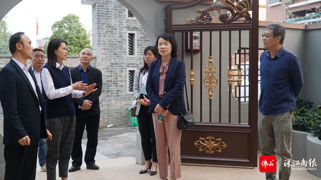 区人大一行走访社区养老服务中心.JPG