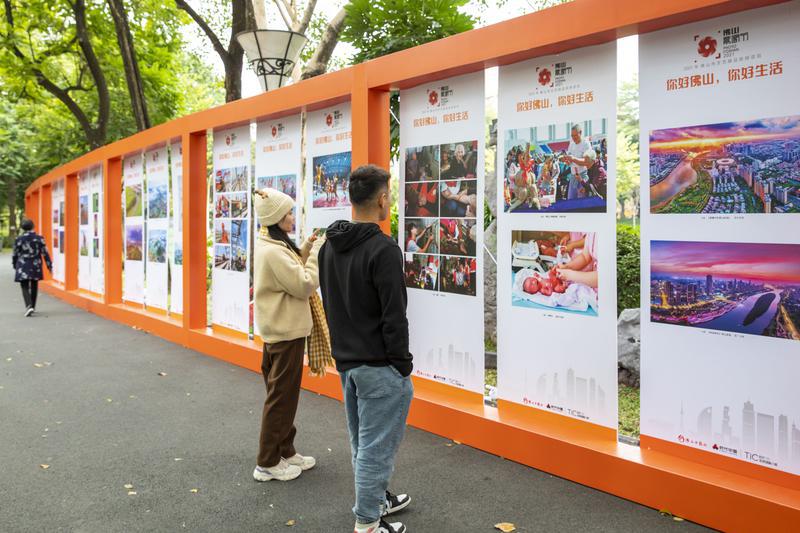 “2021佛山文艺精品扶持项目”——2021佛山影像节正在亚艺公园展出,市民观看“你好佛山!你好生活!展区。佛山日报记者符诗贺摄