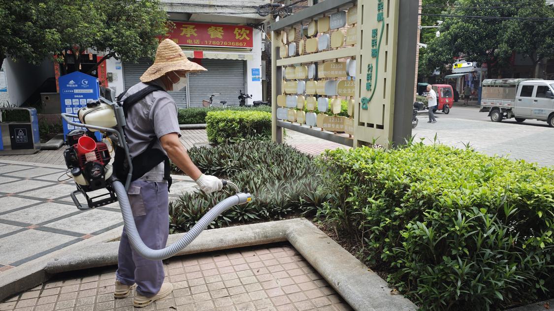 消杀人员正在室外进行灭蚊。资料图.jpg