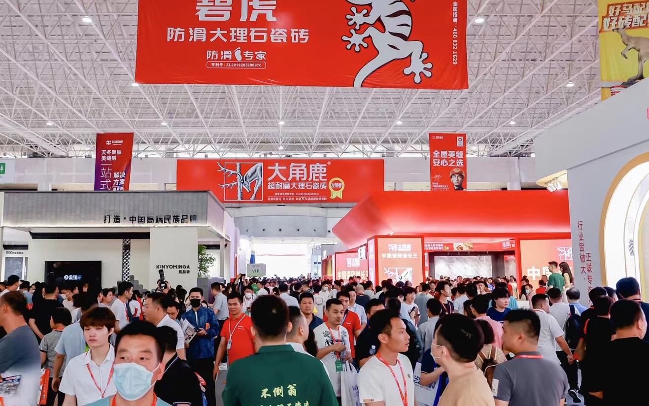 第38届佛山陶博会现场人头攒动。.jpg
