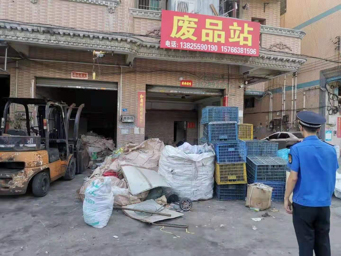 樵金北路泰安通购物中心旁边的废品收购站门口堆放了大量的废品