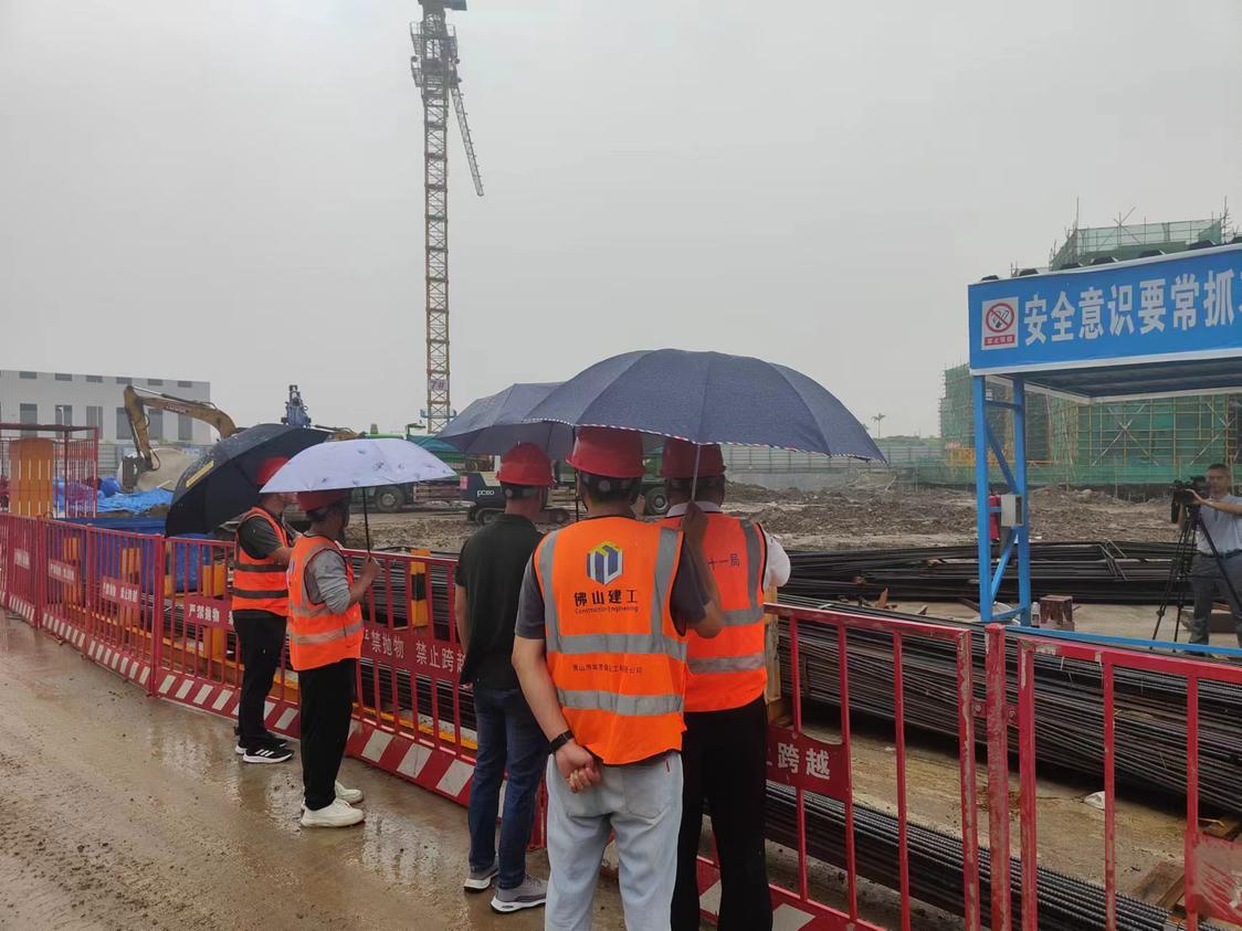 高明区住建局工作人员联合施工单位有基坑的工地上开展防汛工作巡查.jpg