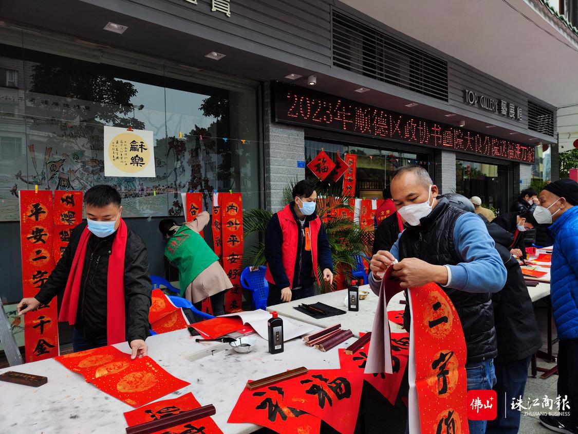 市民拿到挥春非常开心。.jpg