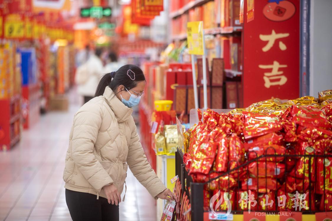 消费者在大润发(高明店)选择糖果。佛山市(7276108)-20240122192142.jpg