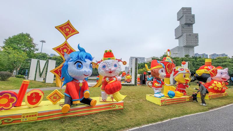 1月28日，十二生肖拜早年。/佛山日报记者周春摄