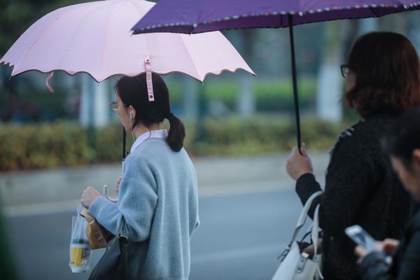 2019年12月30日早晨，南海桂城海七路上，天下起了蒙蒙细雨，市民或撑伞出行或快步疾走躲雨。佛山日报记者 王伟楠摄