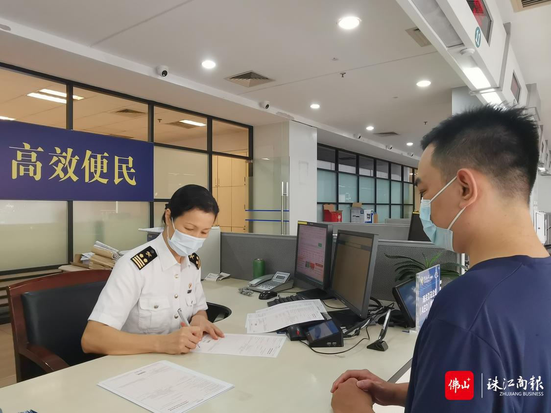 佛山海关驻顺德办事处关员为企业签发原产地证书。.jpg