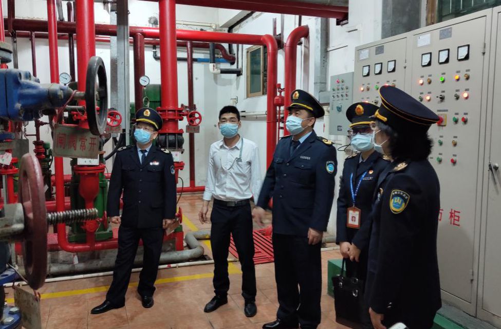资料图:我市卫生监督部门检查小区二次供水泵房。(来源“佛山卫监”).jpg