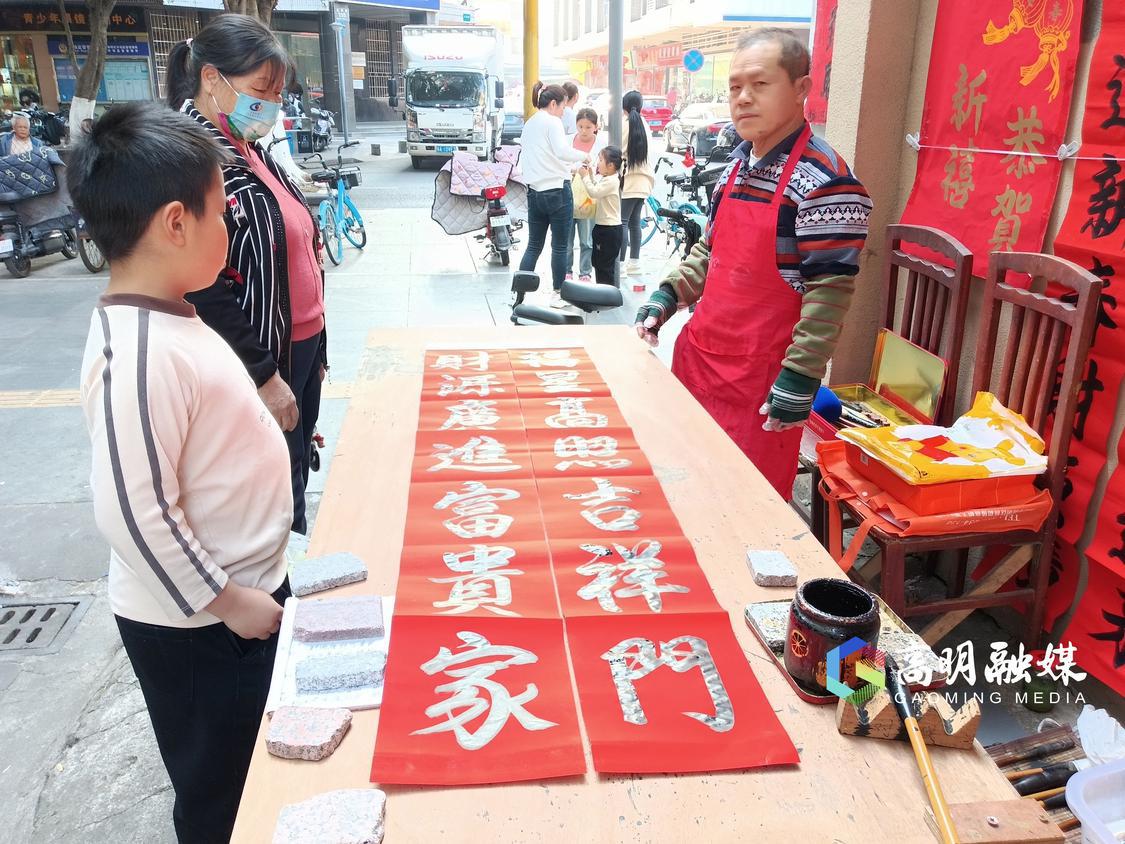顾客在欣赏写好的春联。.jpg
