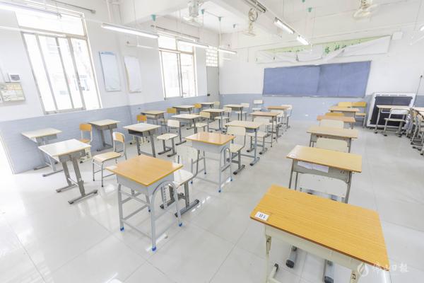 石门中学课室内课桌将实行单人单桌,间隔一定距离,确保安全。佛山日报记者王伟楠摄