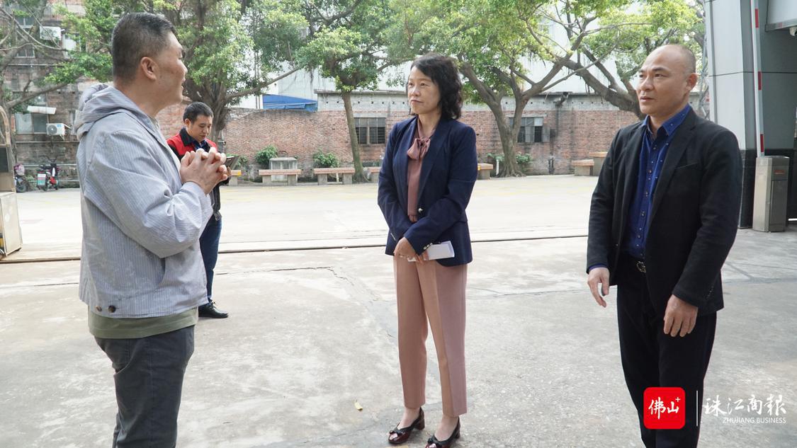 黄燕霞副主任在燊腾智能家具制造公司了解企业经营情况.JPG