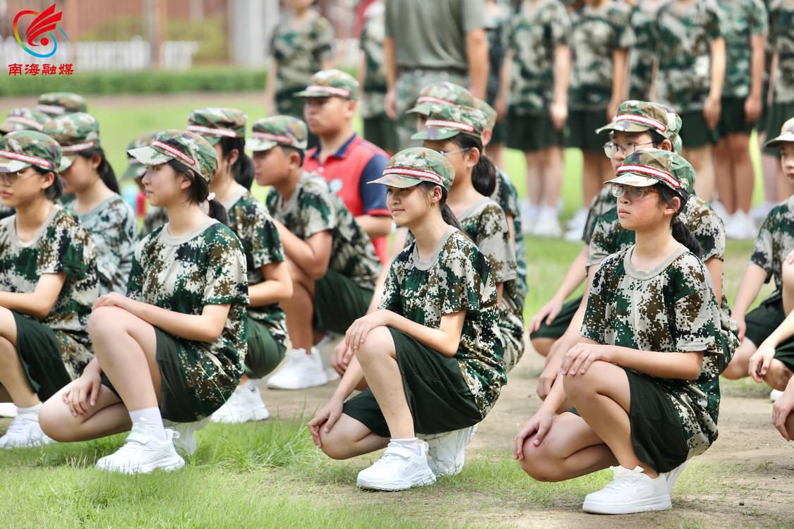 8月28日，随着开学季的来临，南海灯湖中学等学校通过组织一系列国防教育活动，帮助新生提前融入新校园，也让他们接受了一次深刻的爱国主义教育。 (1).jpg