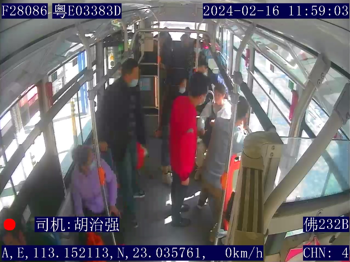 20240216,232B线公交车长胡治强,把身体不适的黄女士紧急送医 (1).png
