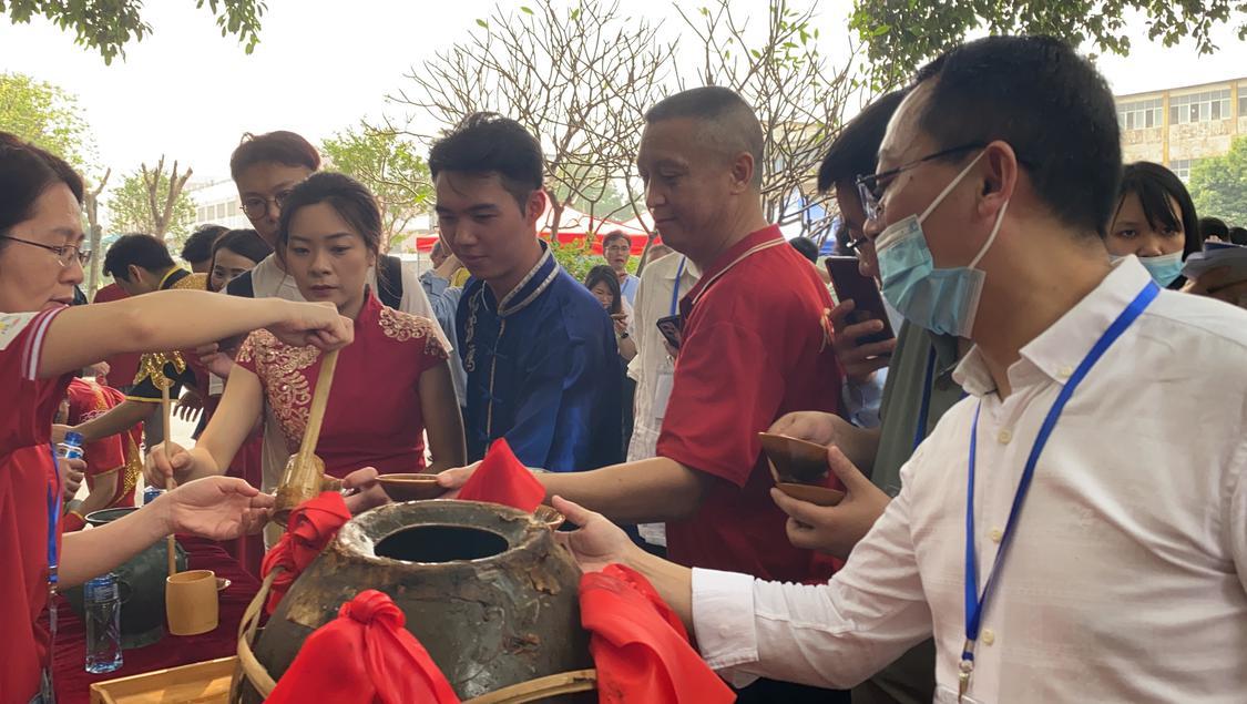 石湾酒厂与群众分享藏酒。佛山日报记者李嘉雯摄.jpg