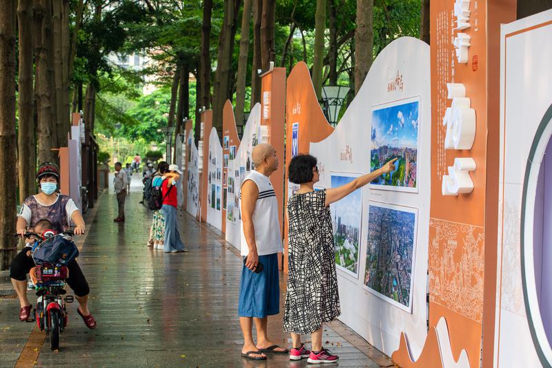 禅城区精品城市规划建设影像展在亚艺公园开展。佛山日报记者符诗贺摄
