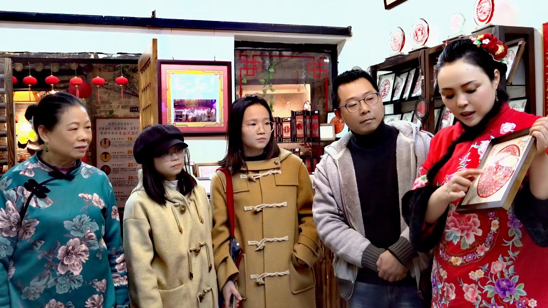 饶宝莲老师向游客介绍剪纸作品.jpg