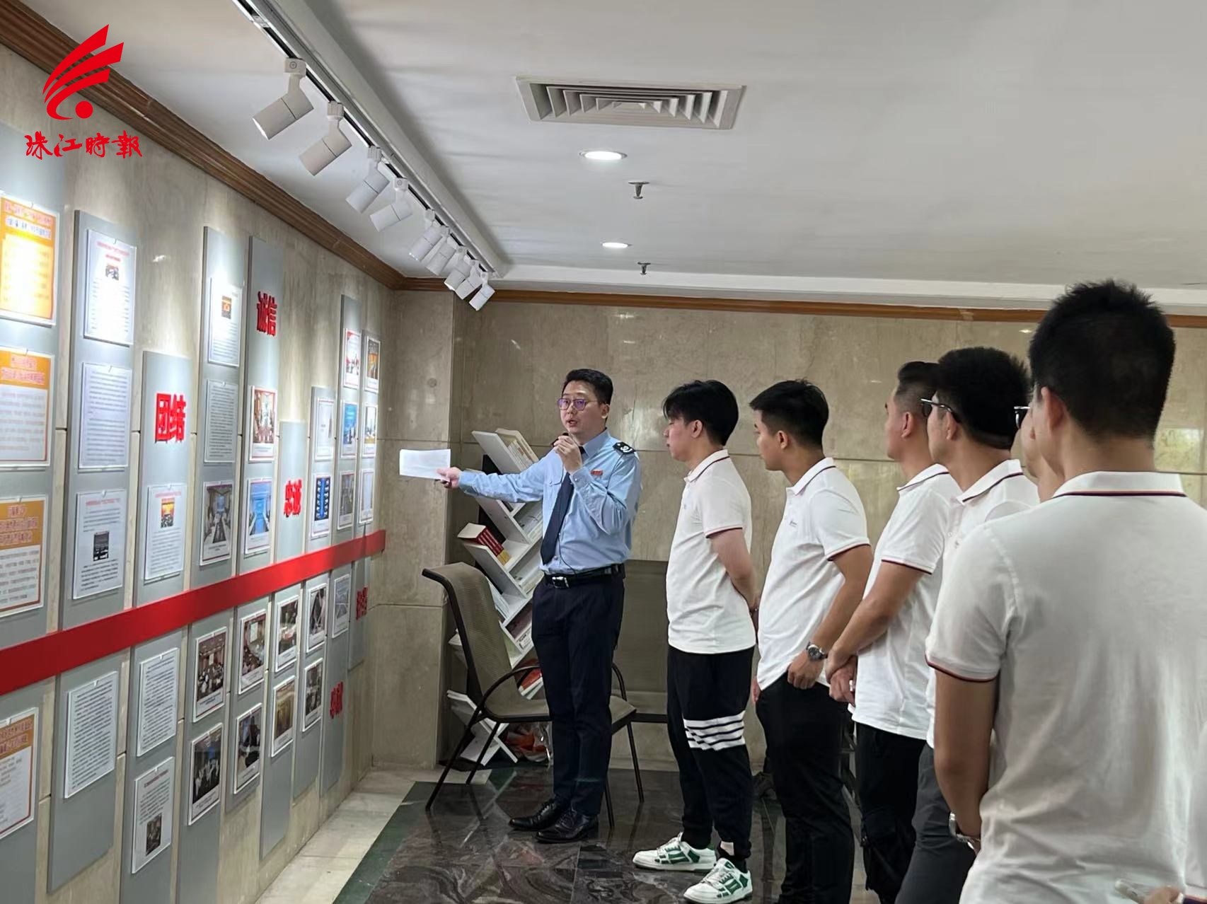 新生代企业家参观党建基地.jpg